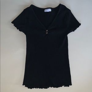 BLACK FITTED BUTTON TEE